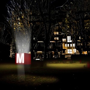 «M», sigle de MEMORY, apparait sur la tôle extérieure pour une identification aisée et devient un signal lumineux la nuit venue